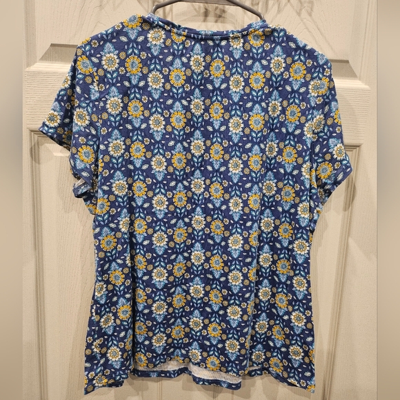 Cute flower Tshirt 🌼 - Picture 3 of 3